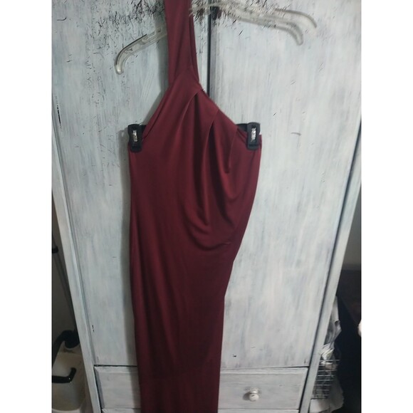 Love & Friends Maxi One Sleeve Dress Xs Nwt Sexy Burgundy - Picture 2 of 10